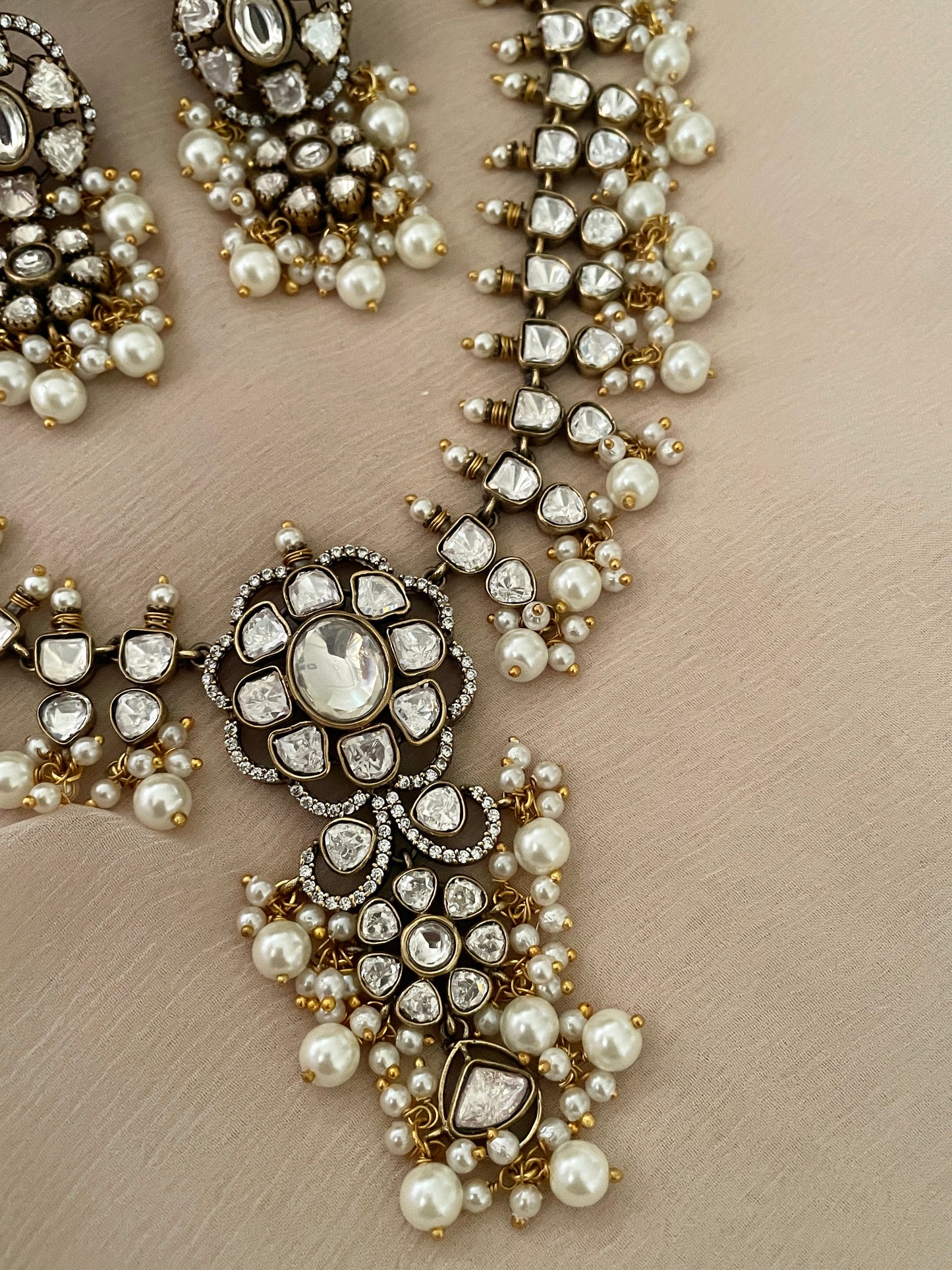 Abhini Victorian Necklace Set