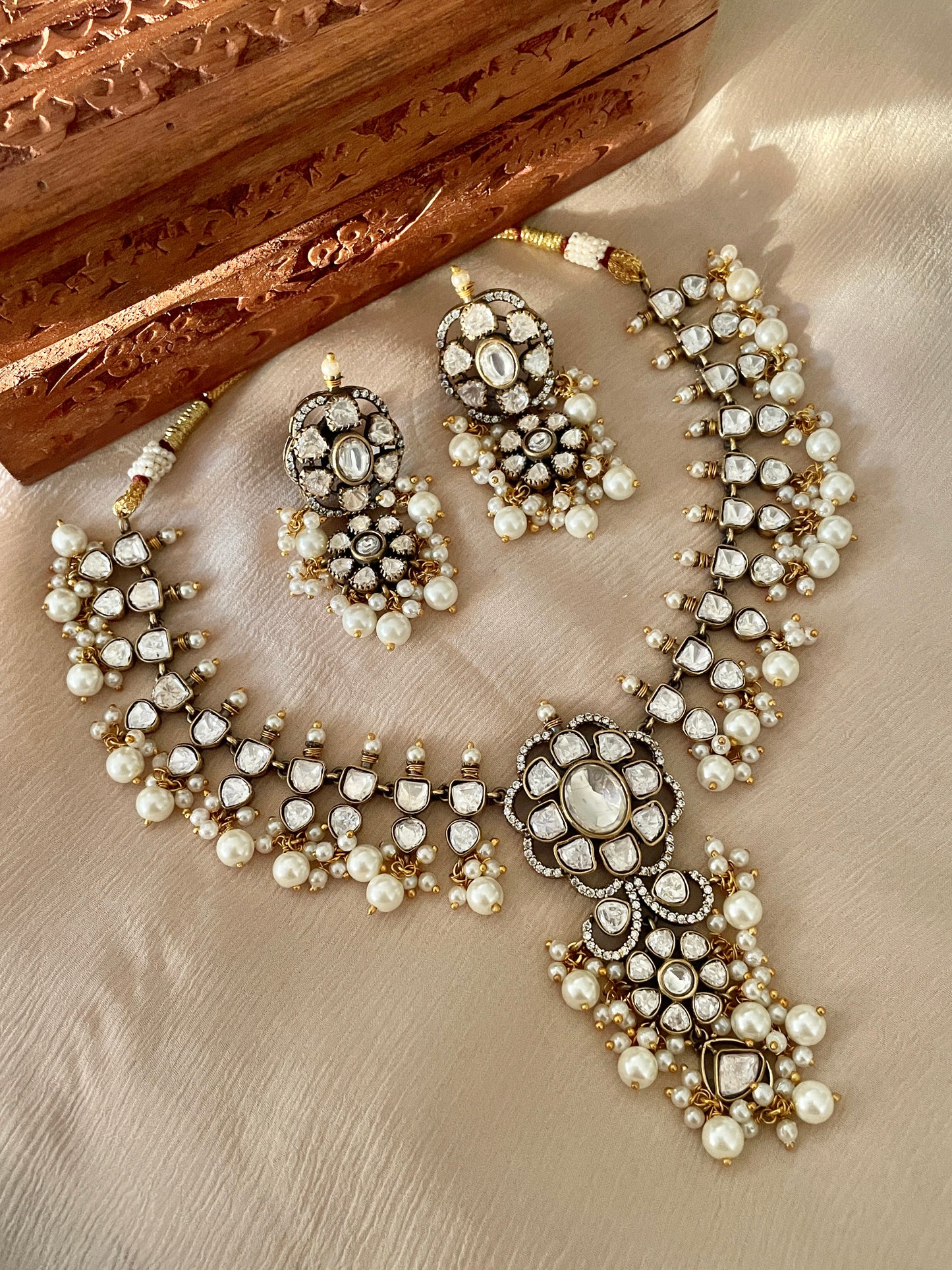 Abhini Victorian Necklace Set