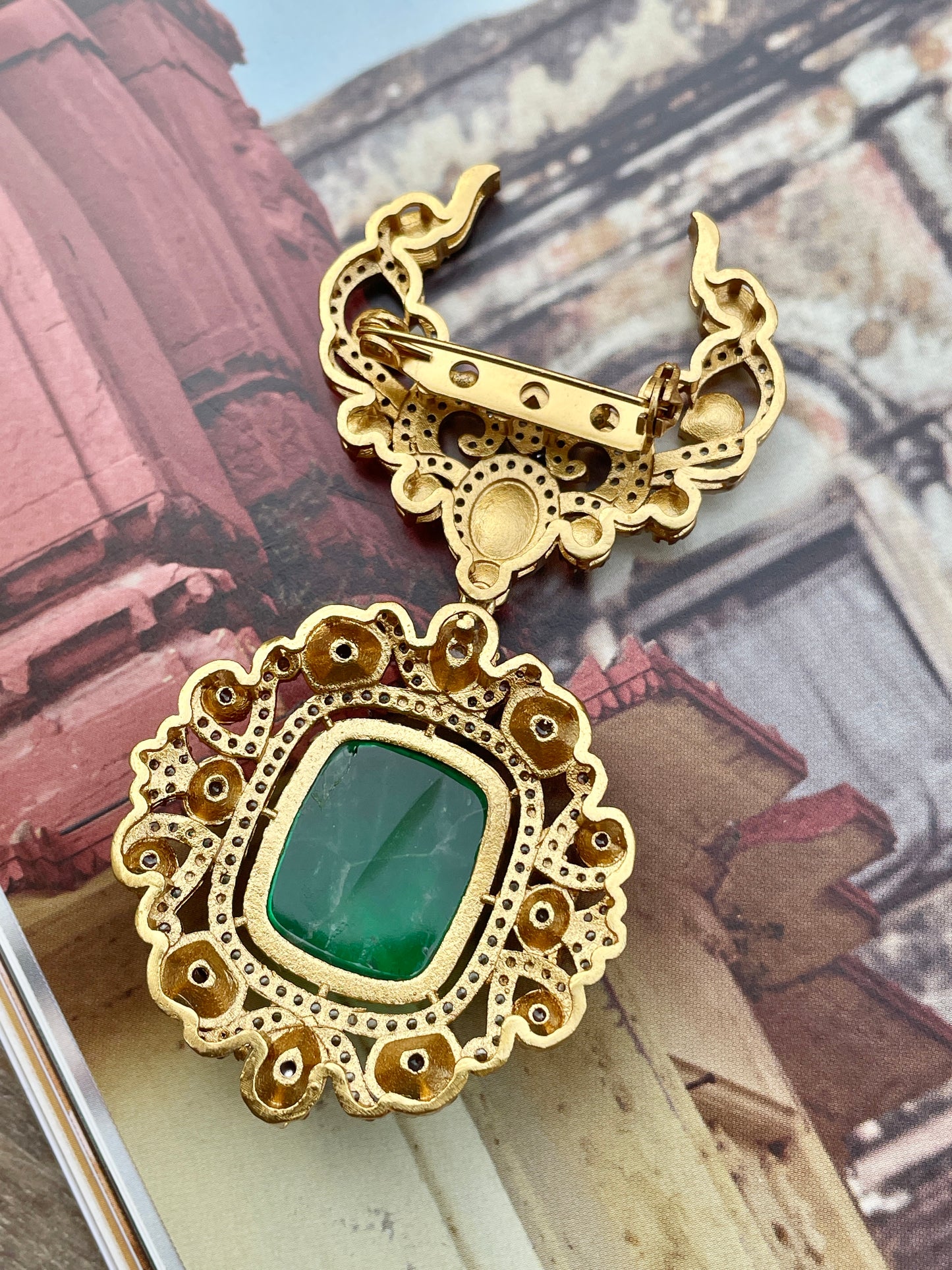Raktiman Emerald Regal Brooch