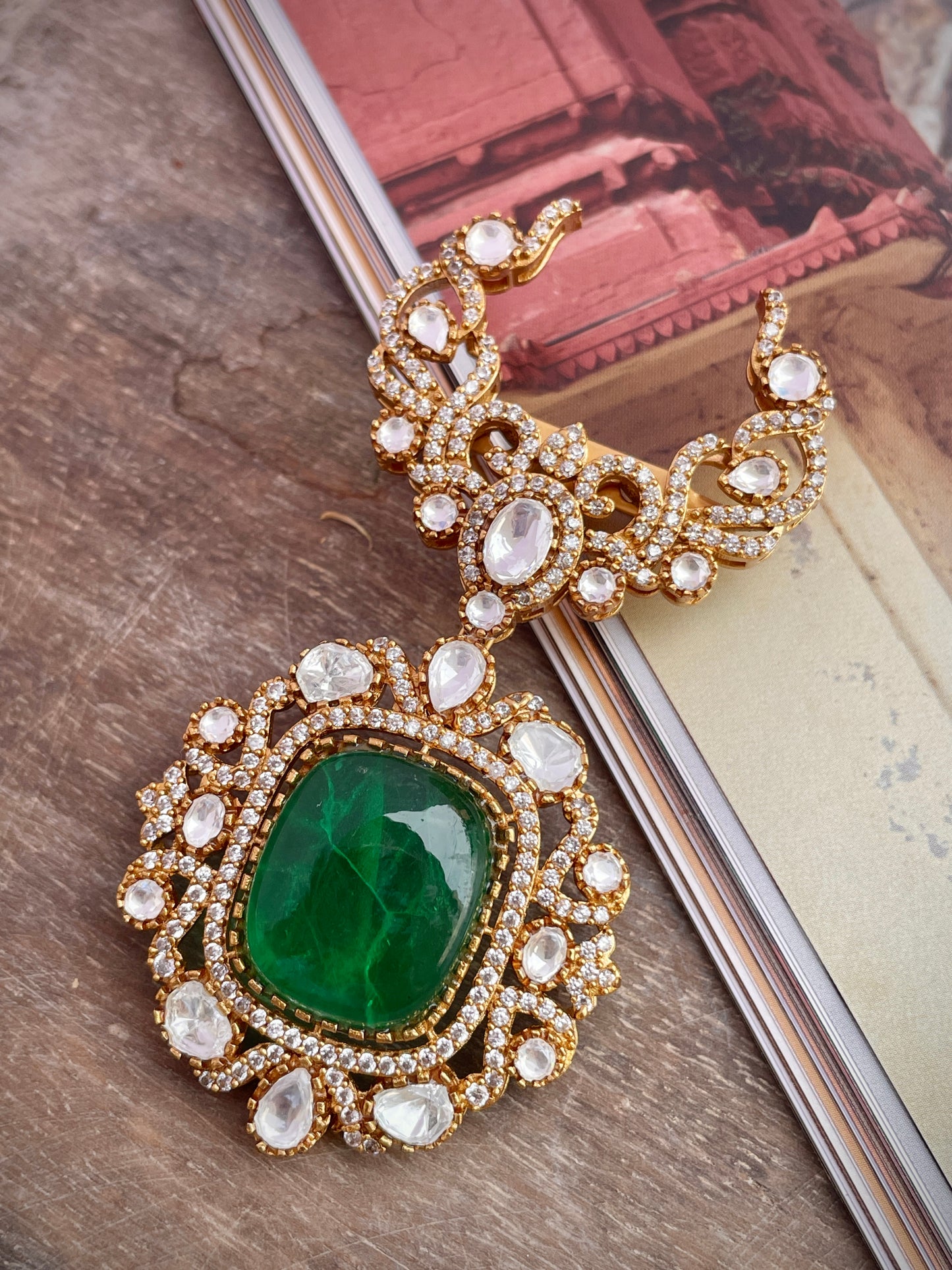Raktiman Emerald Regal Brooch
