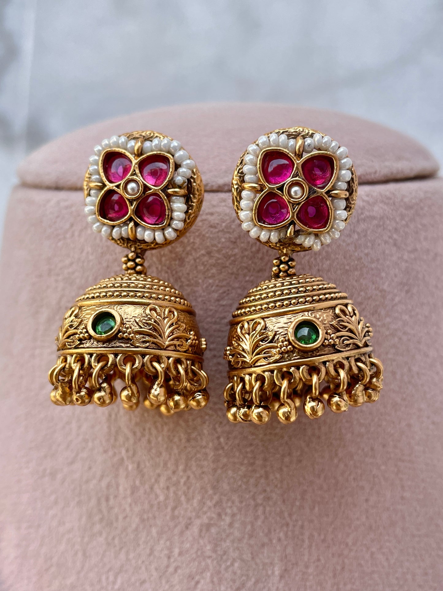 Tuheena Antique Pearl Necklace Set